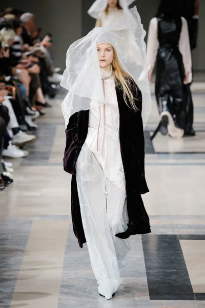 Look 15